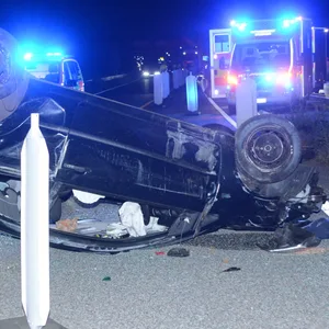 Auto überschlägt aich auf A1 bei Bargteheide: ein Verletzter und Sperrung Richtung Hamburg