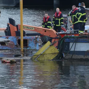 Ein rund 40 Meter langer Ponton, auf dem auch ein Bagger stand, ist am Montag aus unbekannten Gründen am Ausschläger Elbdeich gesunken.