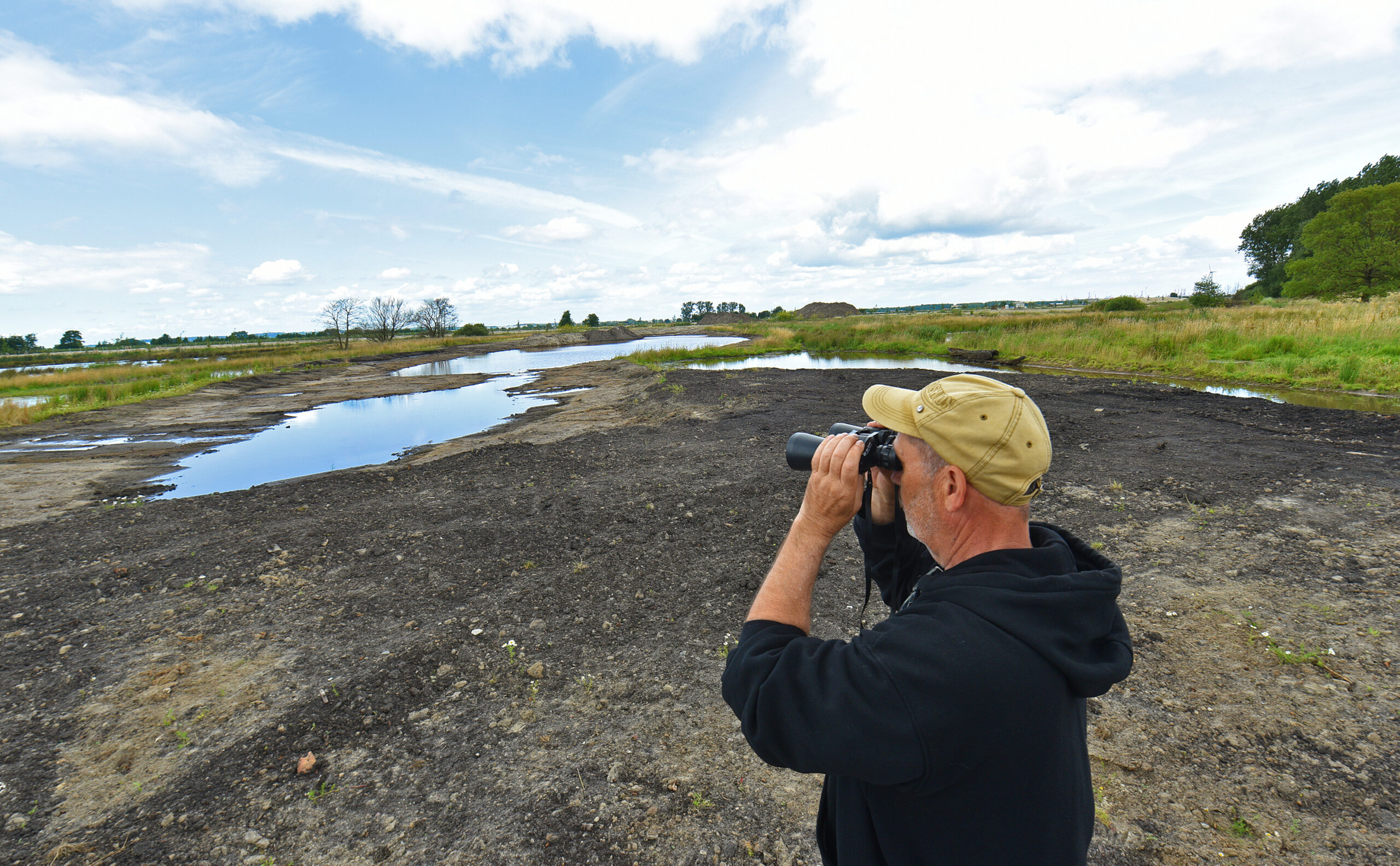 Das Naturschutzgebiet nördlich von Neugraben. Hier wurden bereits 40.000 Tonnen Torf entladen. Teile sind nicht von Wasser bedeckt.