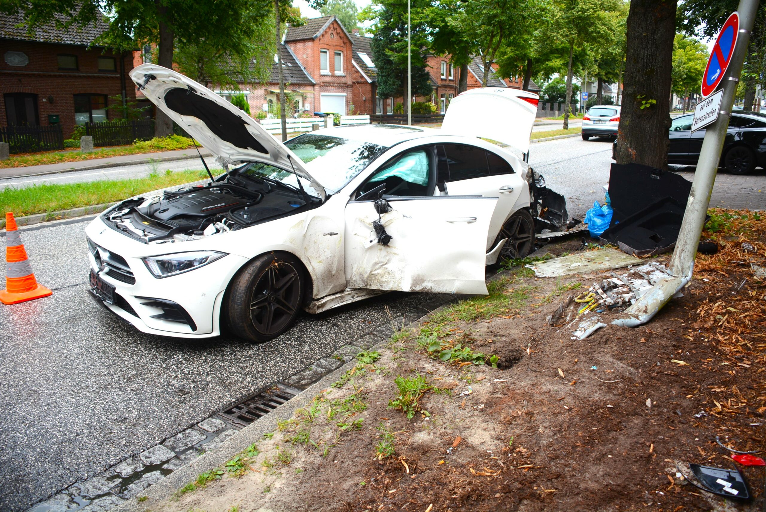 Der schwer beschädigte Mercedes steht am Straßenrand.