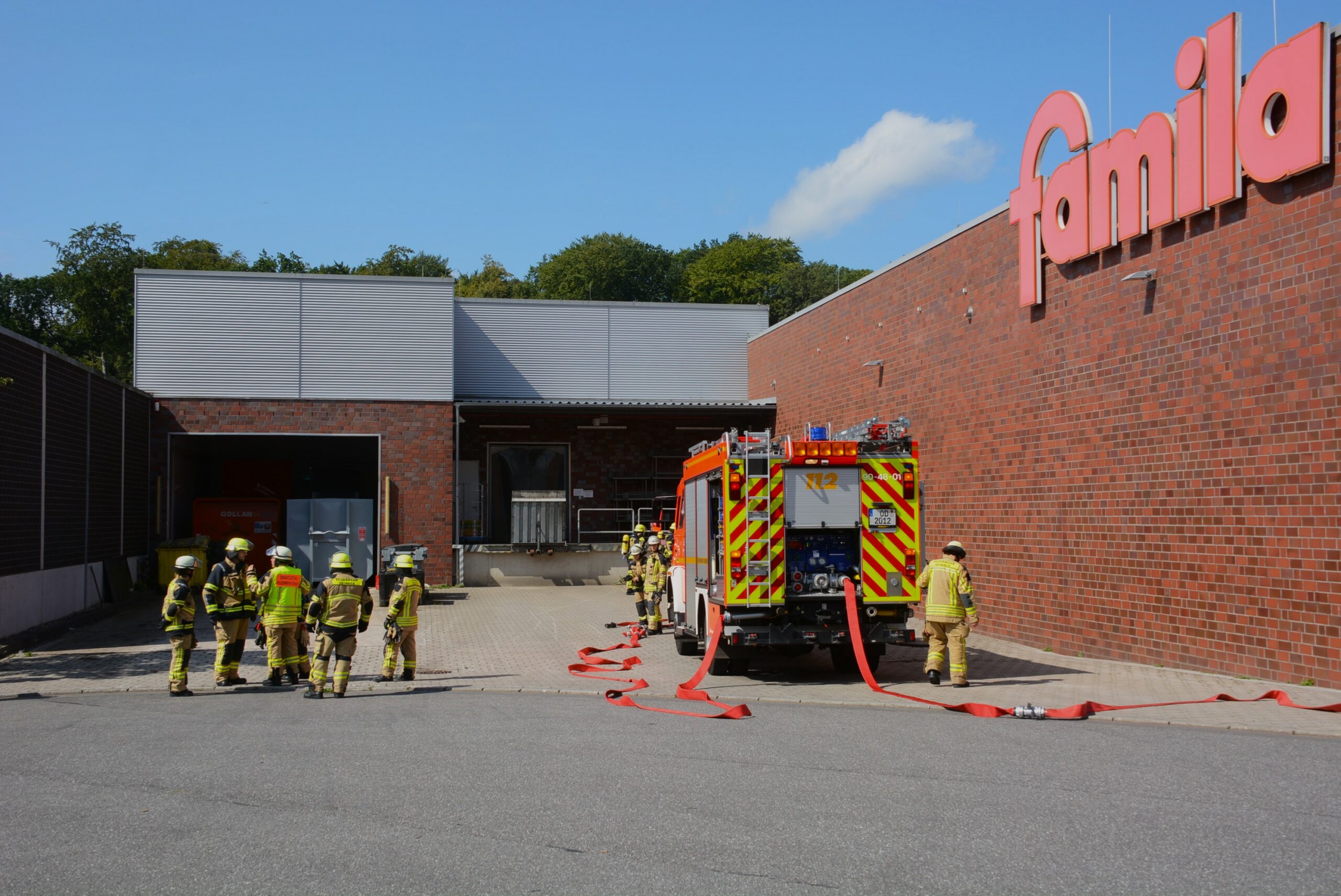 Einsatzkräfte der Feuerwehr am Famila-Markt in Reinbek