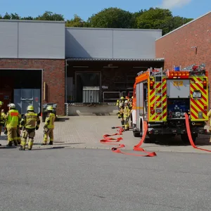 Einsatzkräfte der Feuerwehr am Famila-Markt in Reinbek