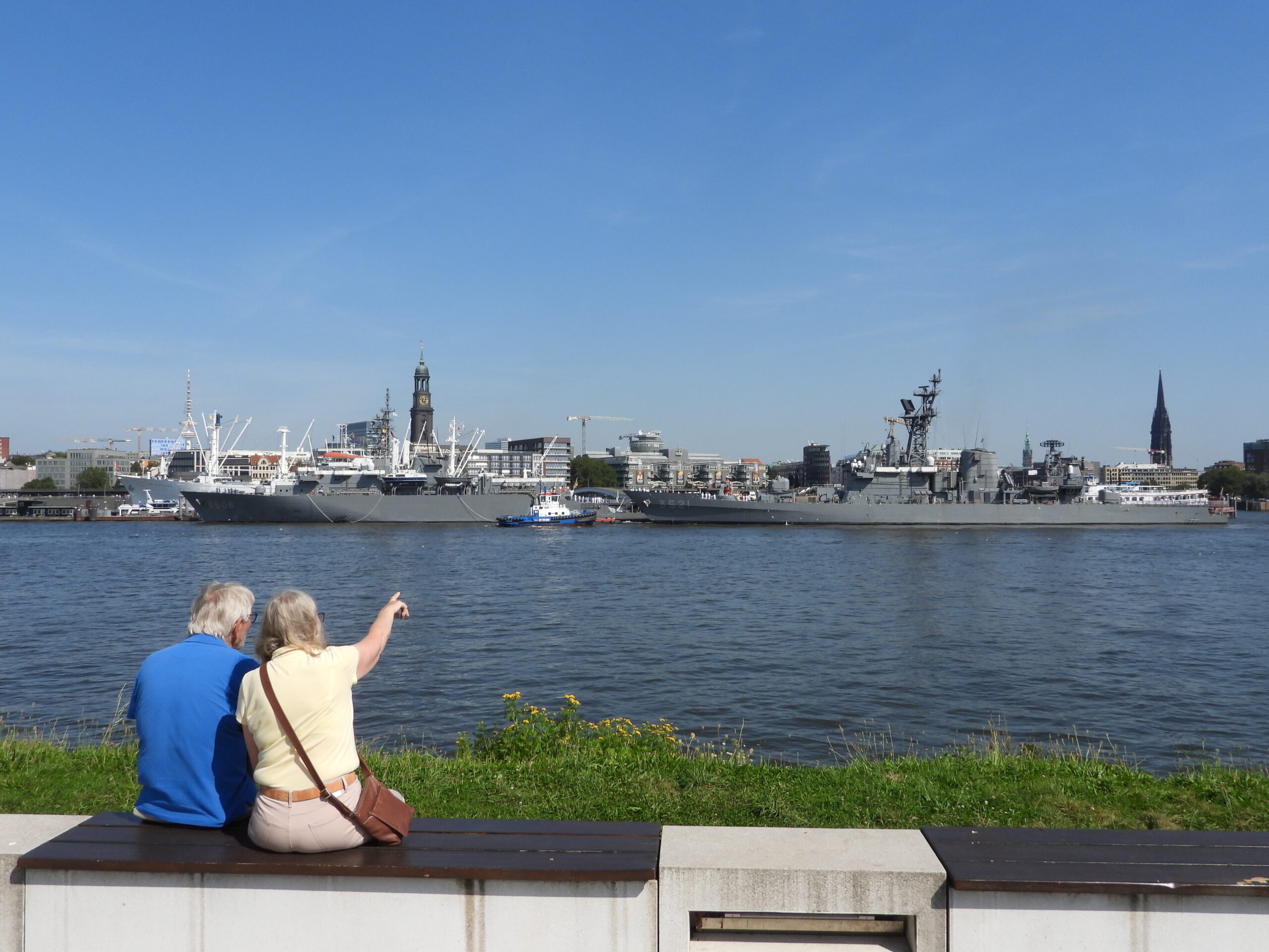 Die „Shimakaze“ und die „Kashima“ an den Landungsbrücken.