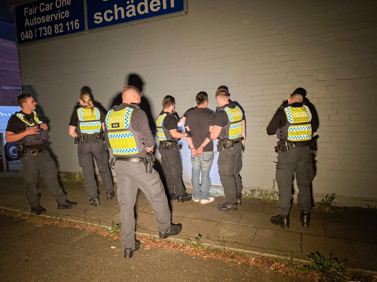 Polizisten nehmen den Tatverdächtigen vor dem Jysk-Enrichtungshaus in Rahlstedt in Gewahrsam.