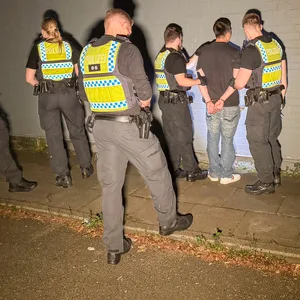 Polizisten nehmen den Tatverdächtigen vor dem Jysk-Enrichtungshaus in Rahlstedt in Gewahrsam.