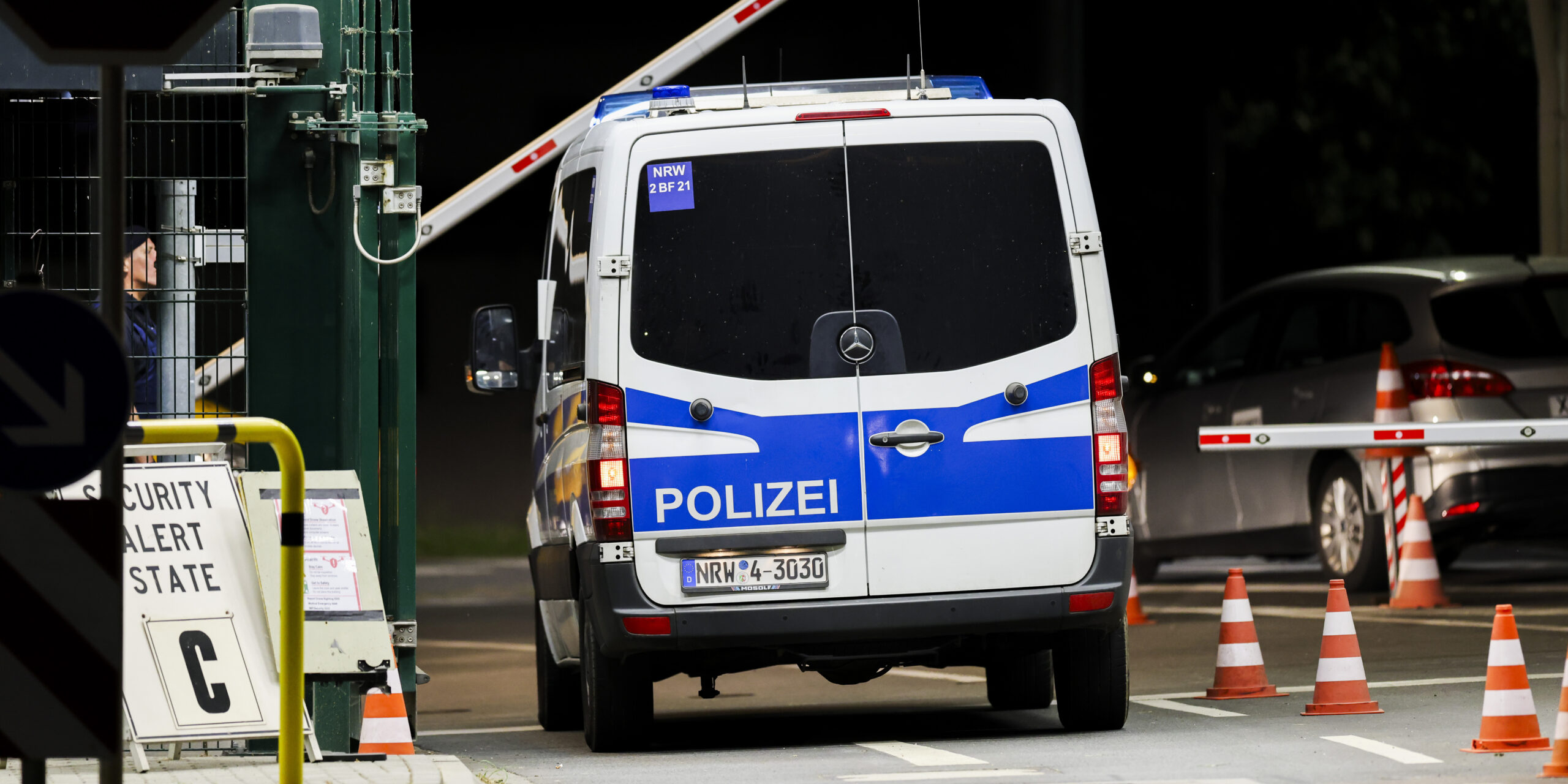 Polizeieinsatz auf dem Nato-Stützpunkt Geilenkirchen. Dort gilt wegen einer möglichen Bedrohung die Sicherheitsstufe C.