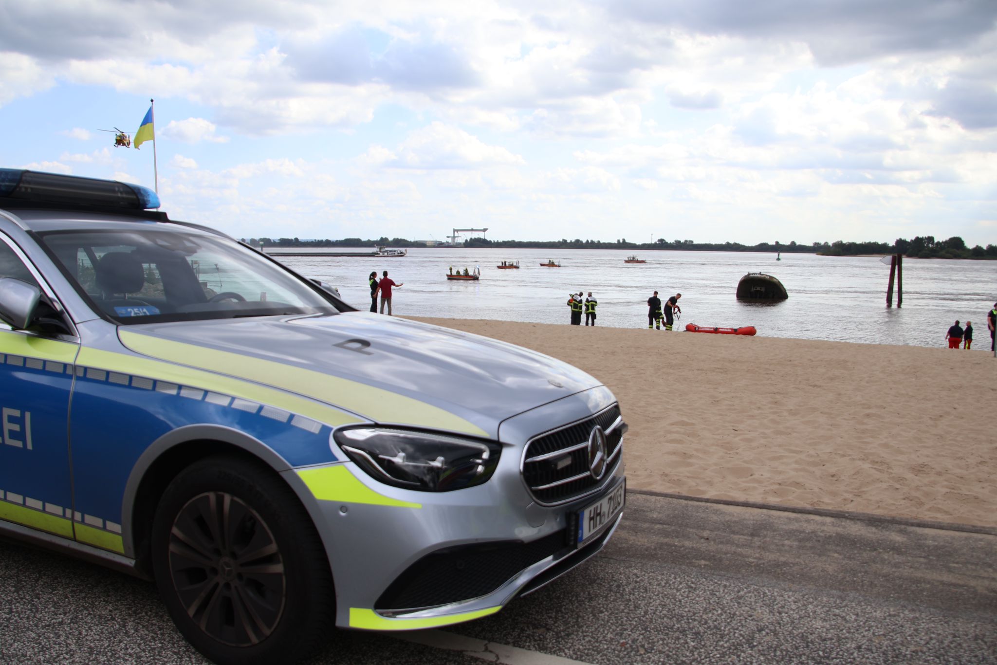 Polizei und Feuerwehr sind mit einem Großaufgebot vor Ort.