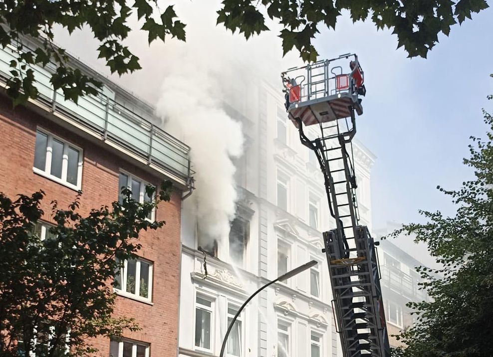 Whnung auf dem Kiez in Flammen – Rauchwolke über St. Pauli