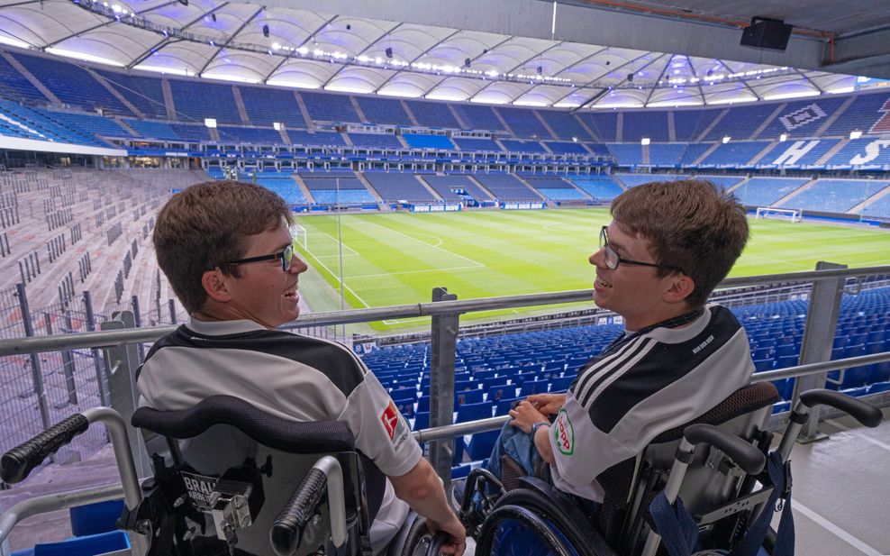 Sie sind Edel-Fans: Fricke-Zwillinge erhalten Traumplätze im HSV-Stadion