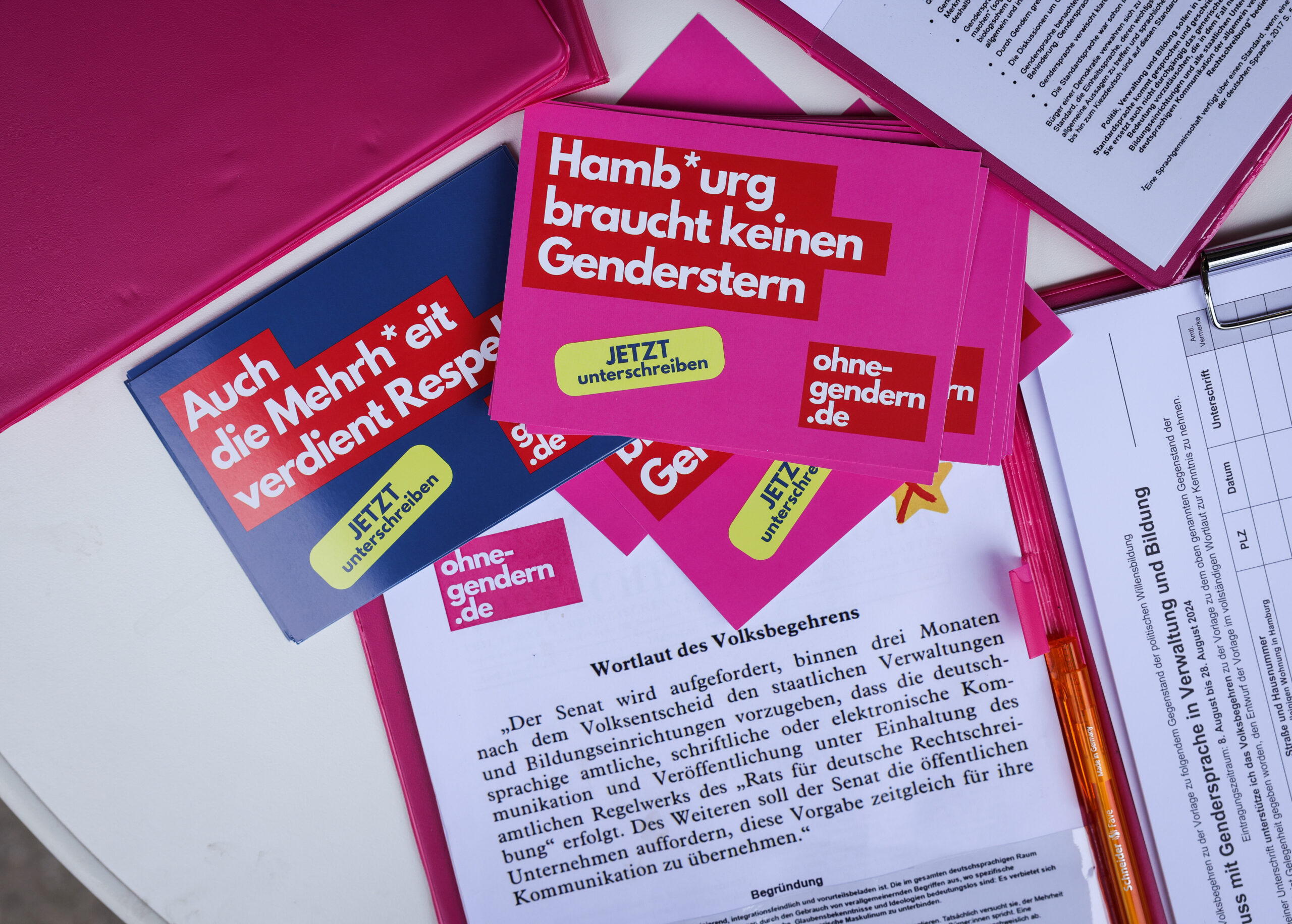 Unterschriftensammlung der Hamburger Initiative „Schluss mit Gendersprache in Verwaltung und Bildung“ Anfang August 2024.