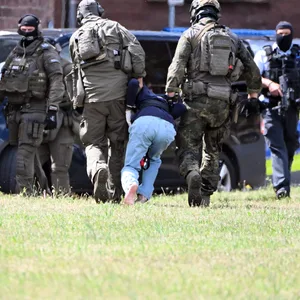 Der mutmaßliche Täter des Messerangriffs von Solingen wird von einem Hubschrauber zu einer Wagenkolonne geführt.