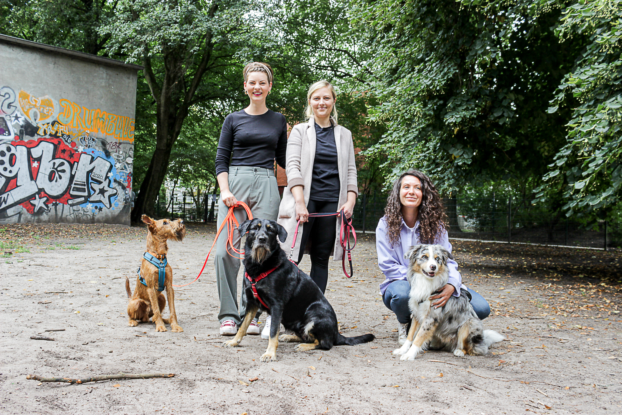 Christin, Lisa und Liza (von links) setzen sich für schönere und sichere Hundewiesen in Eimsbüttel ein.