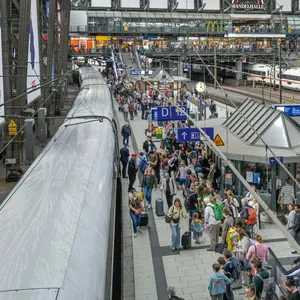 Der Hamburger Hauptbahnhof, im Hintergrund der Nordsteg.