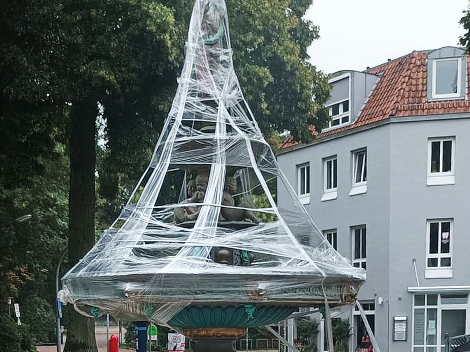 Bergedorfer Brunnen in Folie eingewickelt