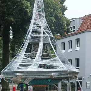 Bergedorfer Brunnen in Folie eingewickelt