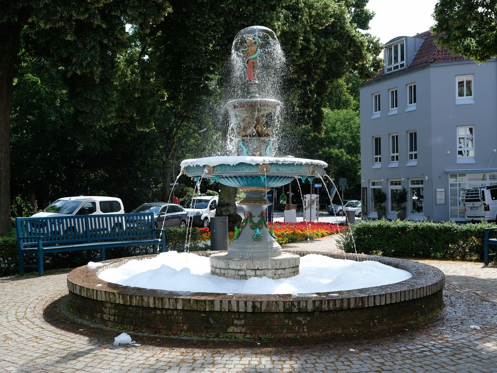 Bergedorfer Brunnen mit Schaum