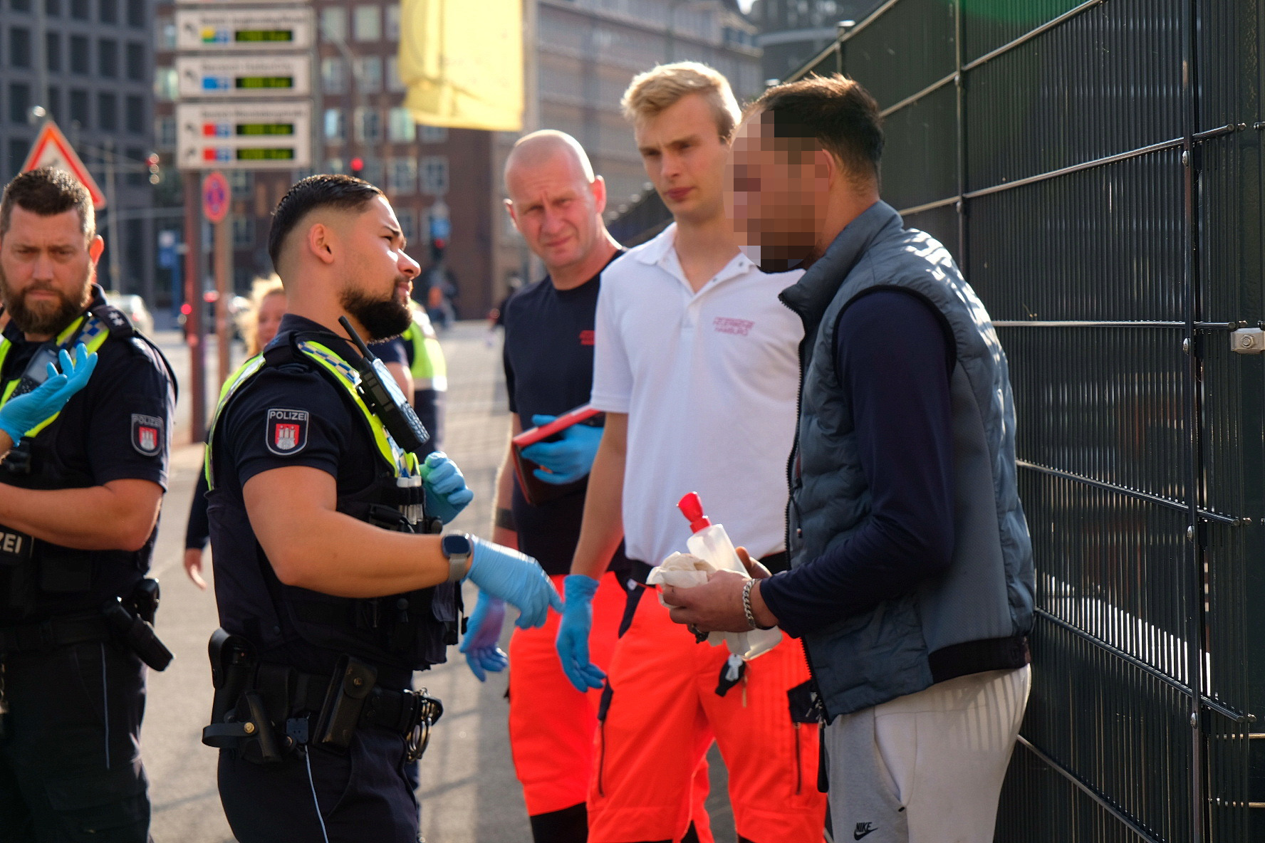 Polizei und Rettungsdienst sprechen mit einem Verletzten.