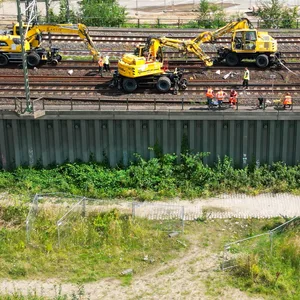 Ansicht von oben auf die Unfallstelle mit vier Baggern.