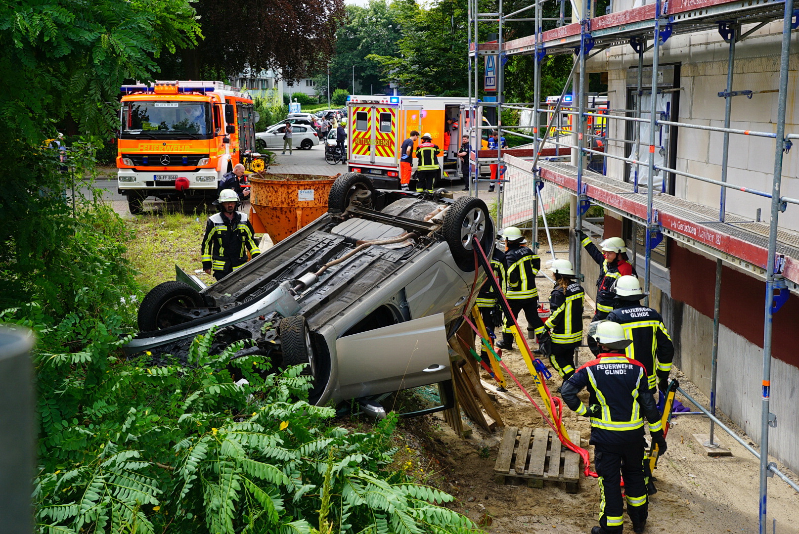 Rettungskräfte sind an der Unfallstelle im Einsatz.