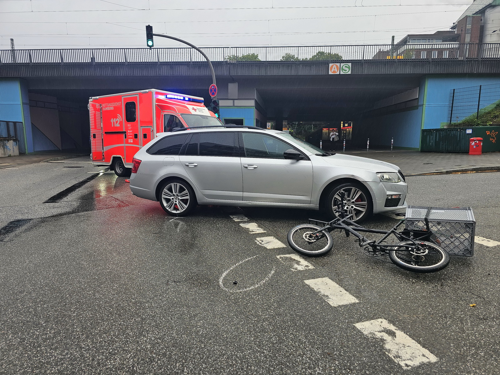 Ein Auto hat auf der Schnackenburgerallee einen Fahrradfahrer erfasst und verletzt.