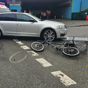 Ein Auto hat auf der Schnackenburgerallee einen Fahrradfahrer erfasst und verletzt.