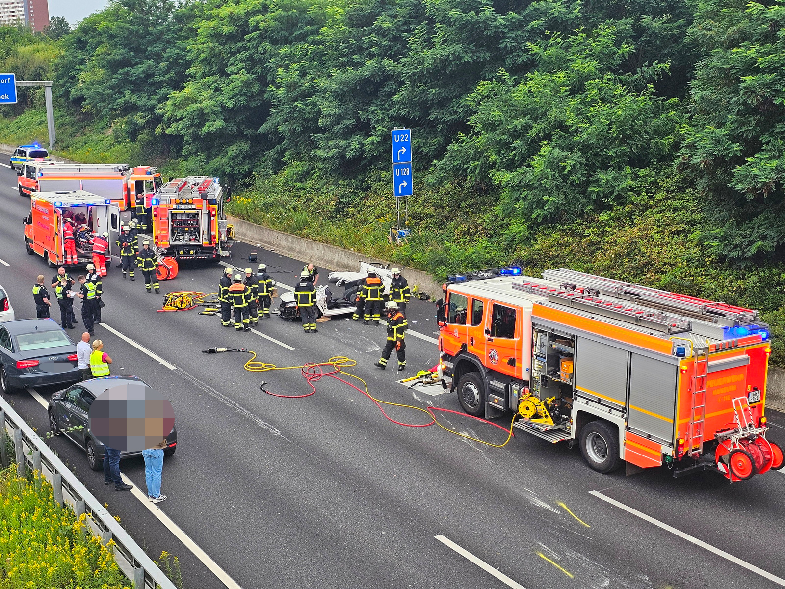 Das Unfallfahrzeug blieb komplett zerstört auf der A1 stehen.