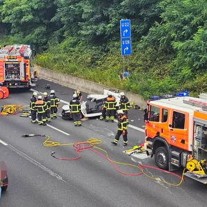 Das Unfallfahrzeug blieb komplett zerstört auf der A1 stehen.