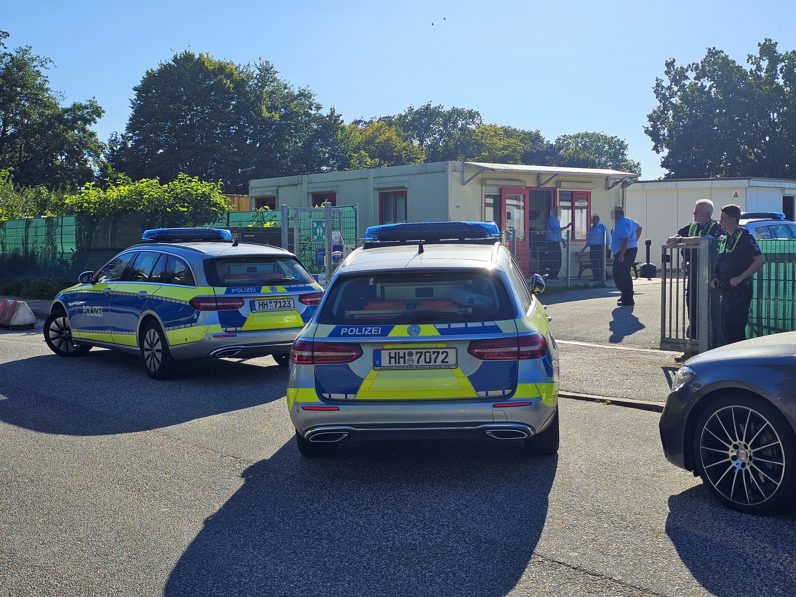 Streifenwagen stehen vor der Unterkunft an der Schmiedekoppel. Dort kam es am Montagnachmittag zu einer Massenschlägerei zwischen Bewohnern.