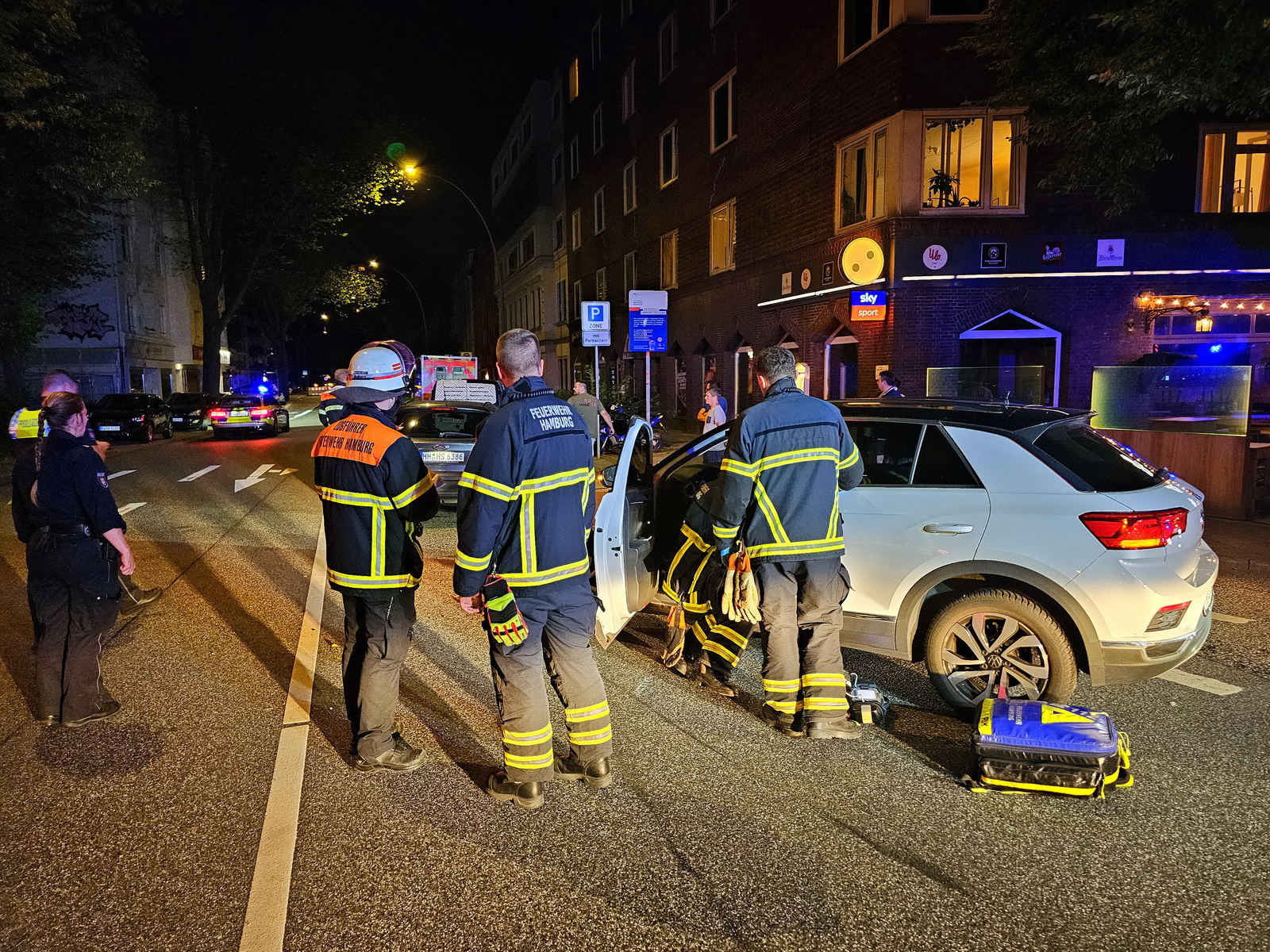 Die Unfallstelle nach der Kollision auf der Kieler Straße am Montagabend.