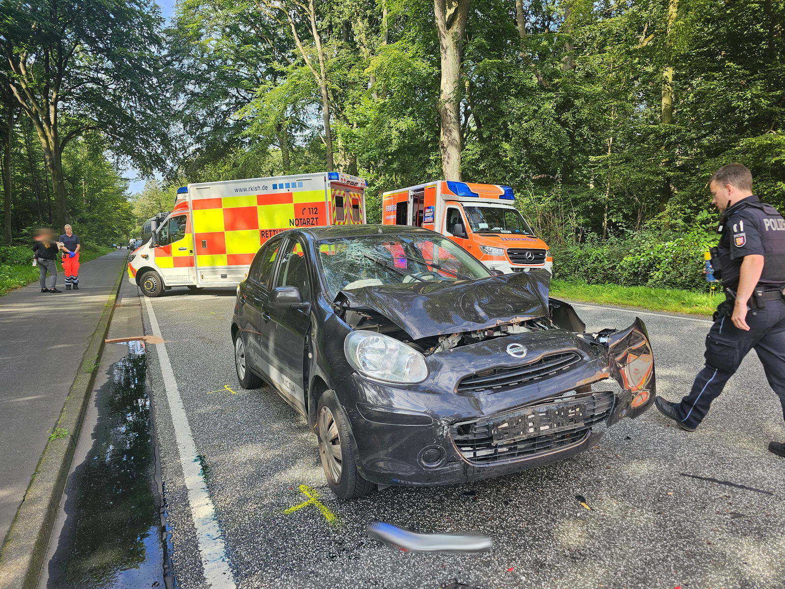 Der Nissan steht nach dem Unfall schwer beschädigt auf der Ohechaussee.