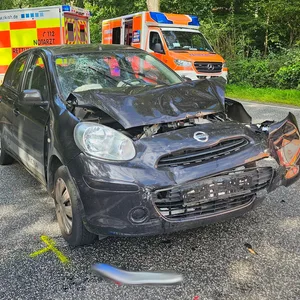 Der Nissan steht nach dem Unfall schwer beschädigt auf der Ohechaussee.