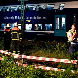 In der Nacht zum Freitag ist ein Regionalzug aus Lübeck auf offener Strecke liegengeblieben.