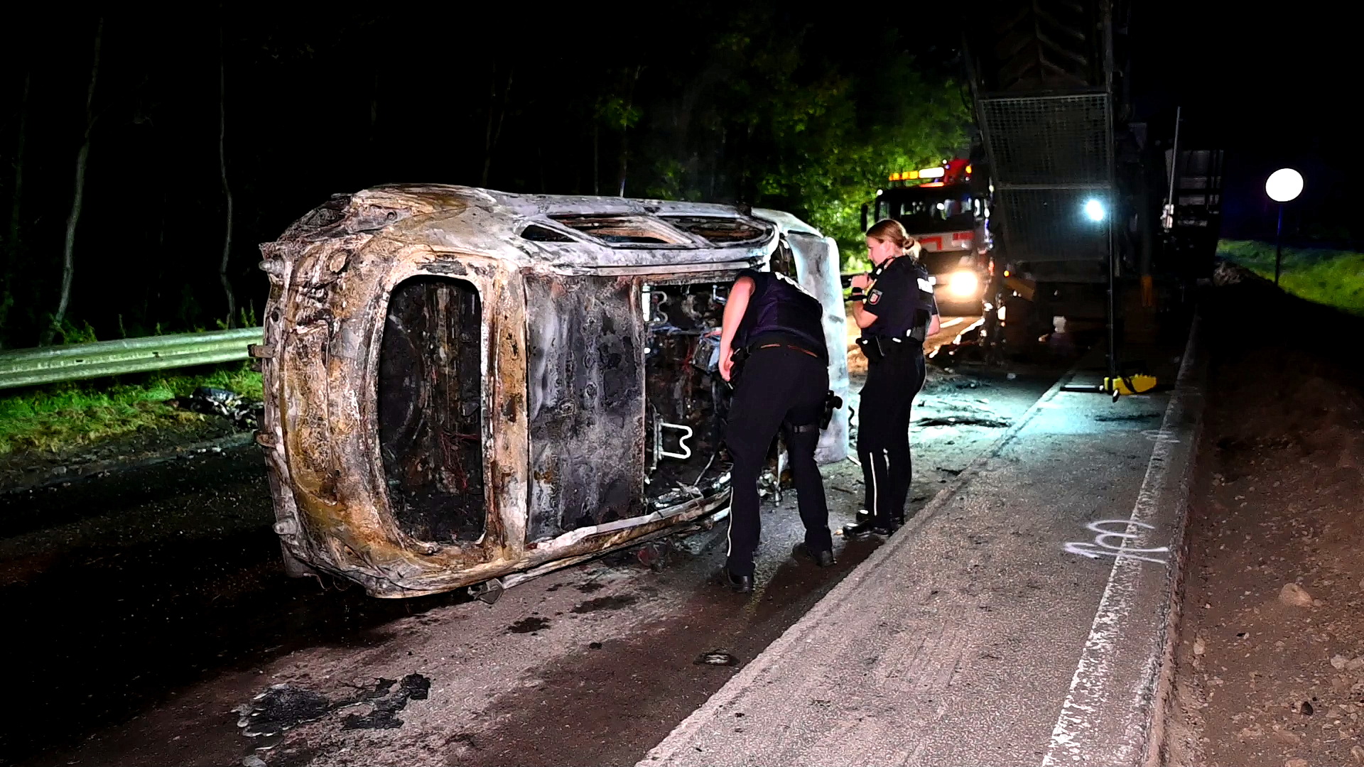 Bei Bad Oldesloe: Senior rast in Baustelle. Auto fängt feuer – Beifahrerin lebensgefährlich verletzt.