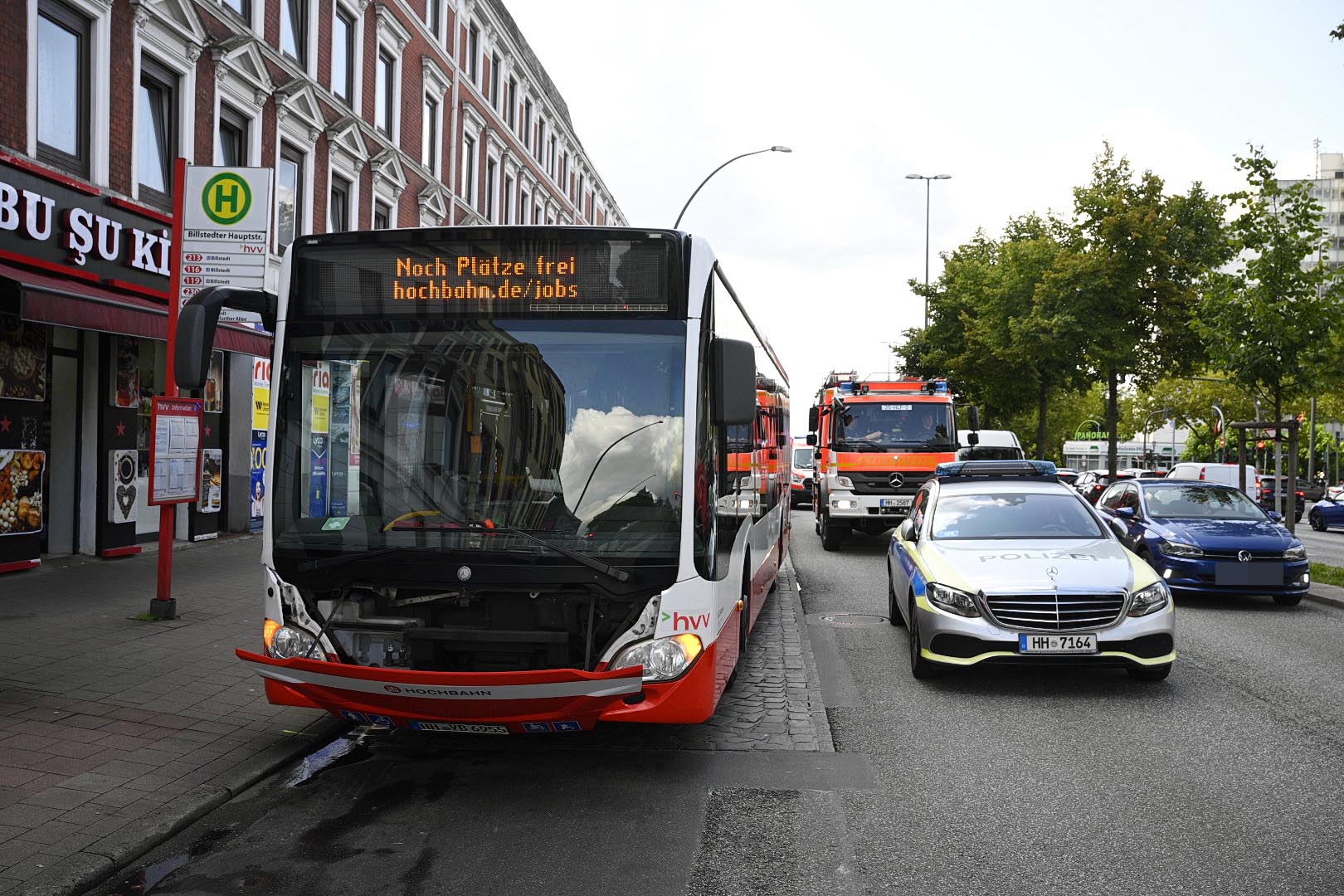 Der Linienbus und der VW wurden beschädigt.