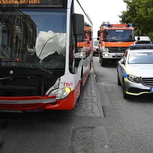 Der Linienbus und der VW wurden beschädigt.