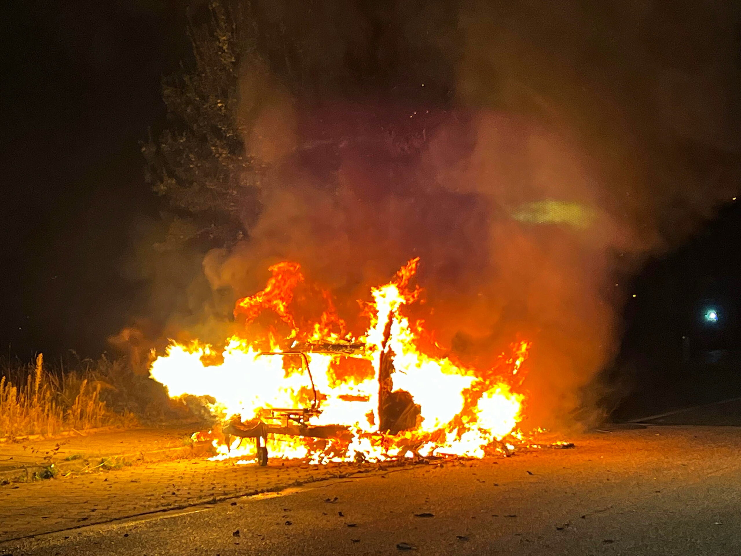 Als die Einsatzkräfte vor Ort eintrafen, brannte das Wohnmobil schon lichterloh.