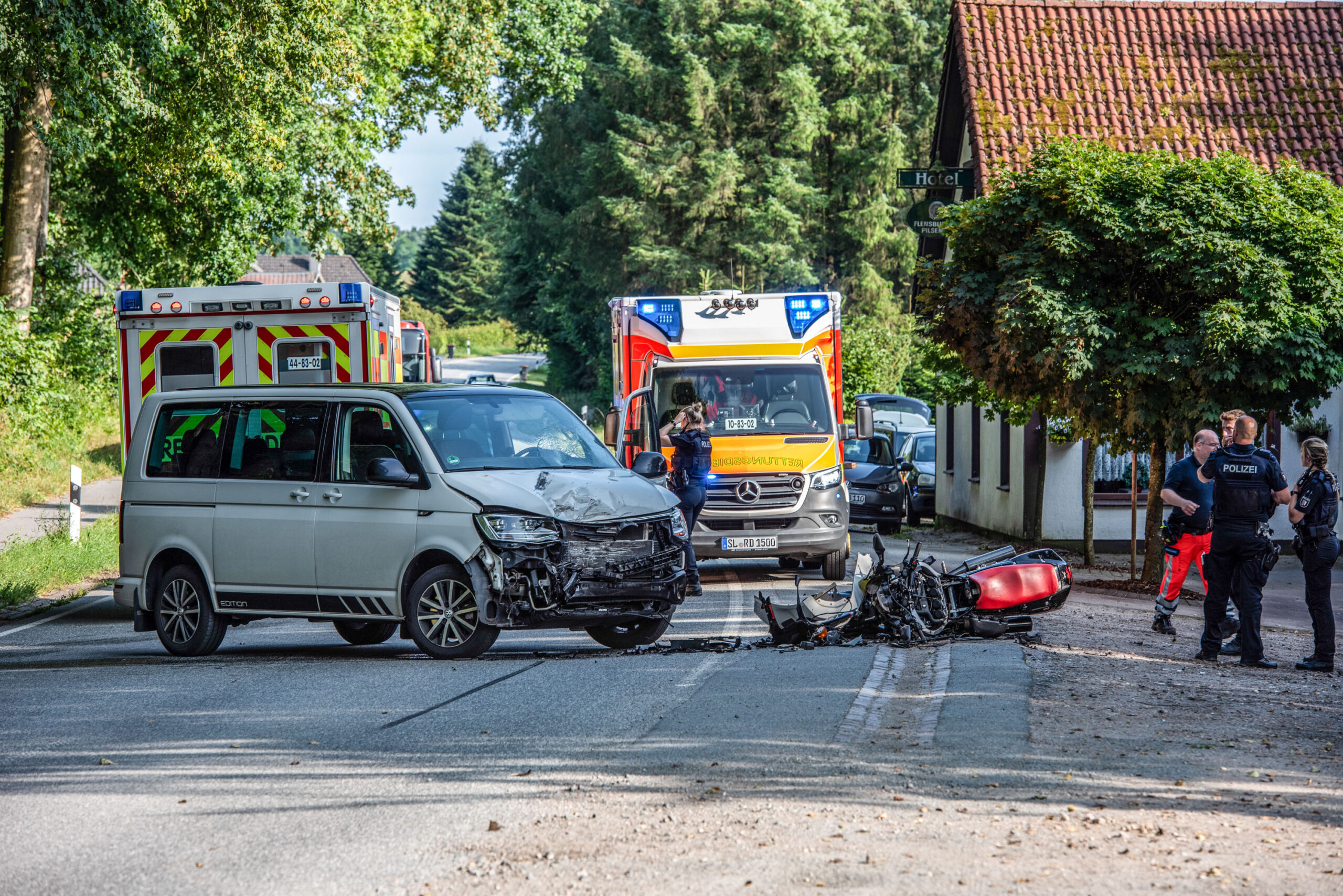 Motorrad kolldiert frontal mit VW-Bus – drei zum Teil schwer Verletzte im Norden