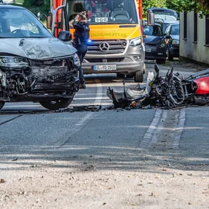 Motorrad kolldiert frontal mit VW-Bus – drei zum Teil schwer Verletzte im Norden