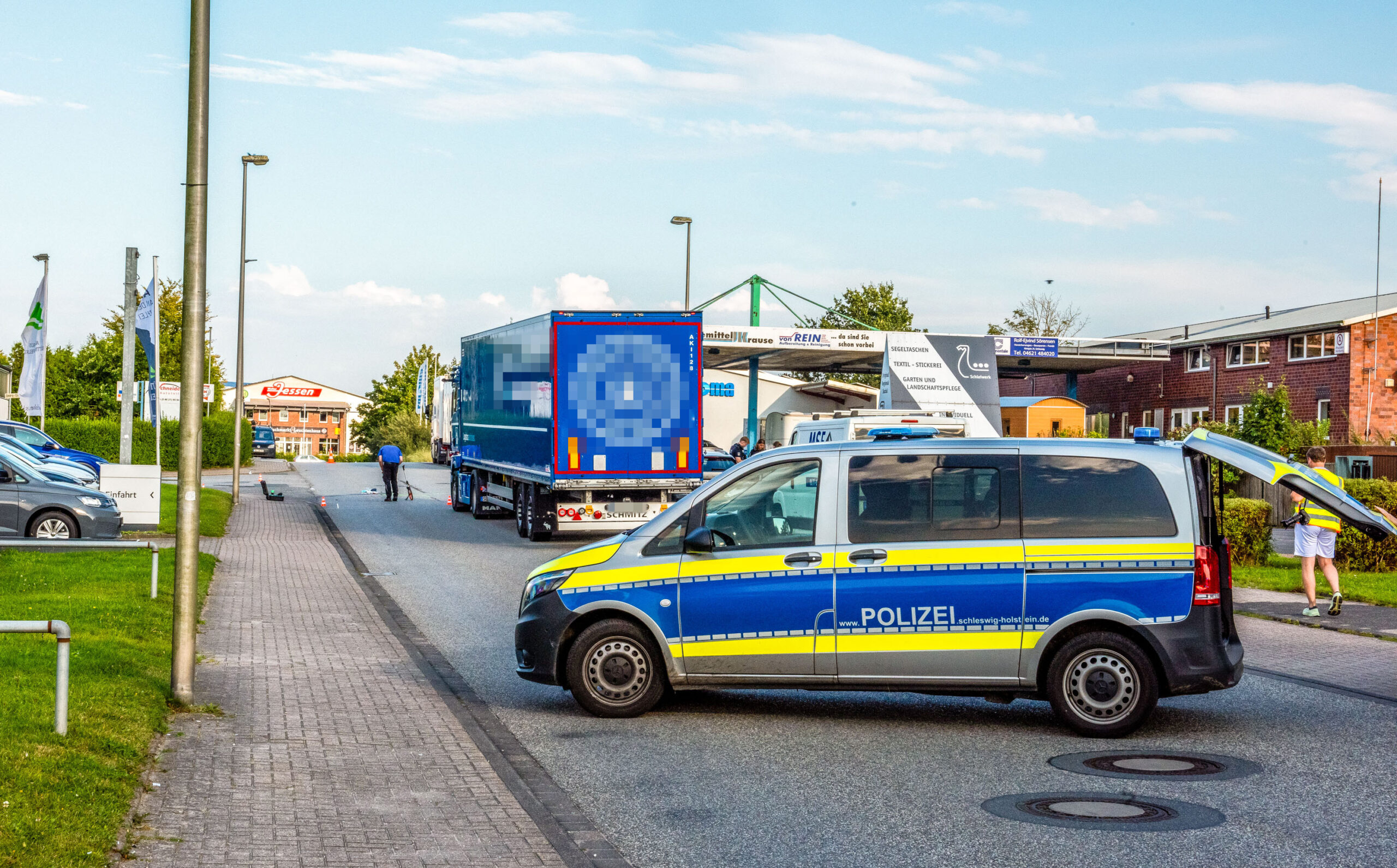 Ein Mann wurde von einem Lkw überrollt und verstarb noch vor Ort.