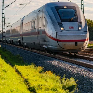 Ein ICE fährt über Land (Symbolbild).