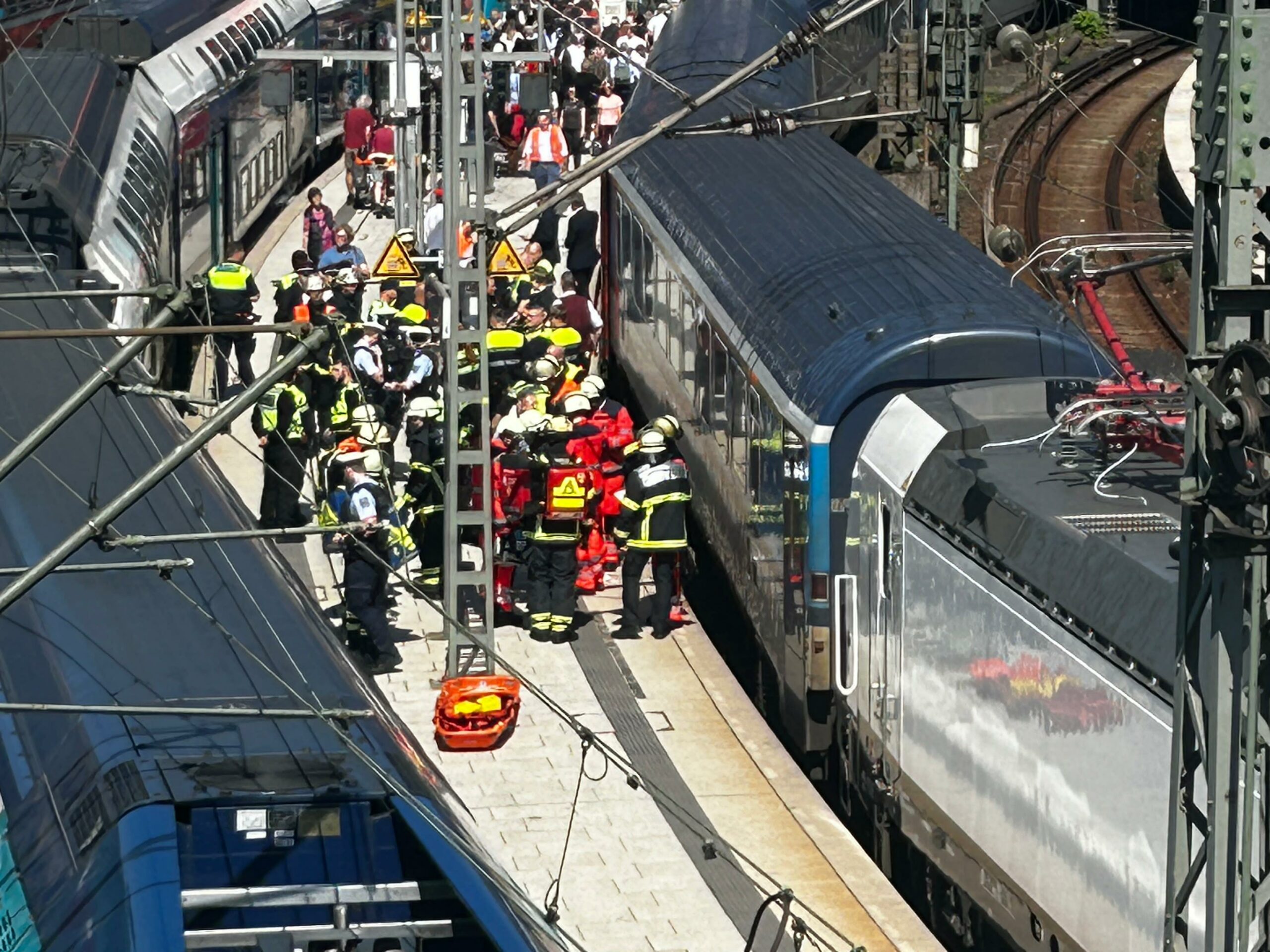 Mann stürtzt am Hauptbahnhof in Spalt zwischen Bahnsteig und Zug – Feuerwehr rettet ihn