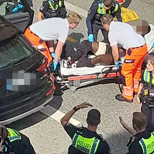Der verletzte Mann wird auf der Straße behandelt.