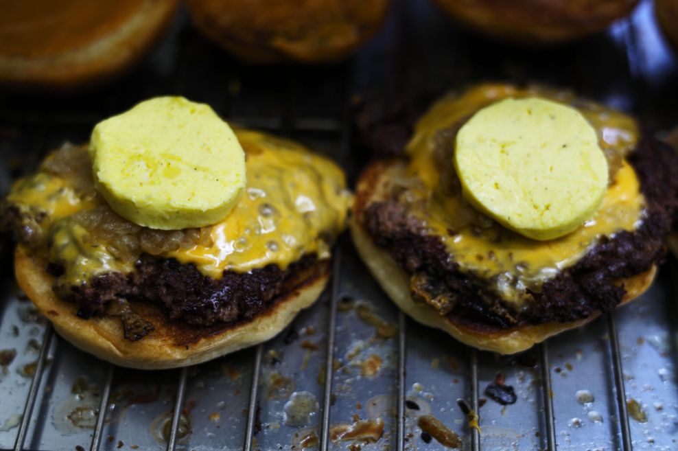 Sternekoch baut Kalorienbombe auf St. Pauli: Sein Burger ist ein Luxus-Fett-Monster