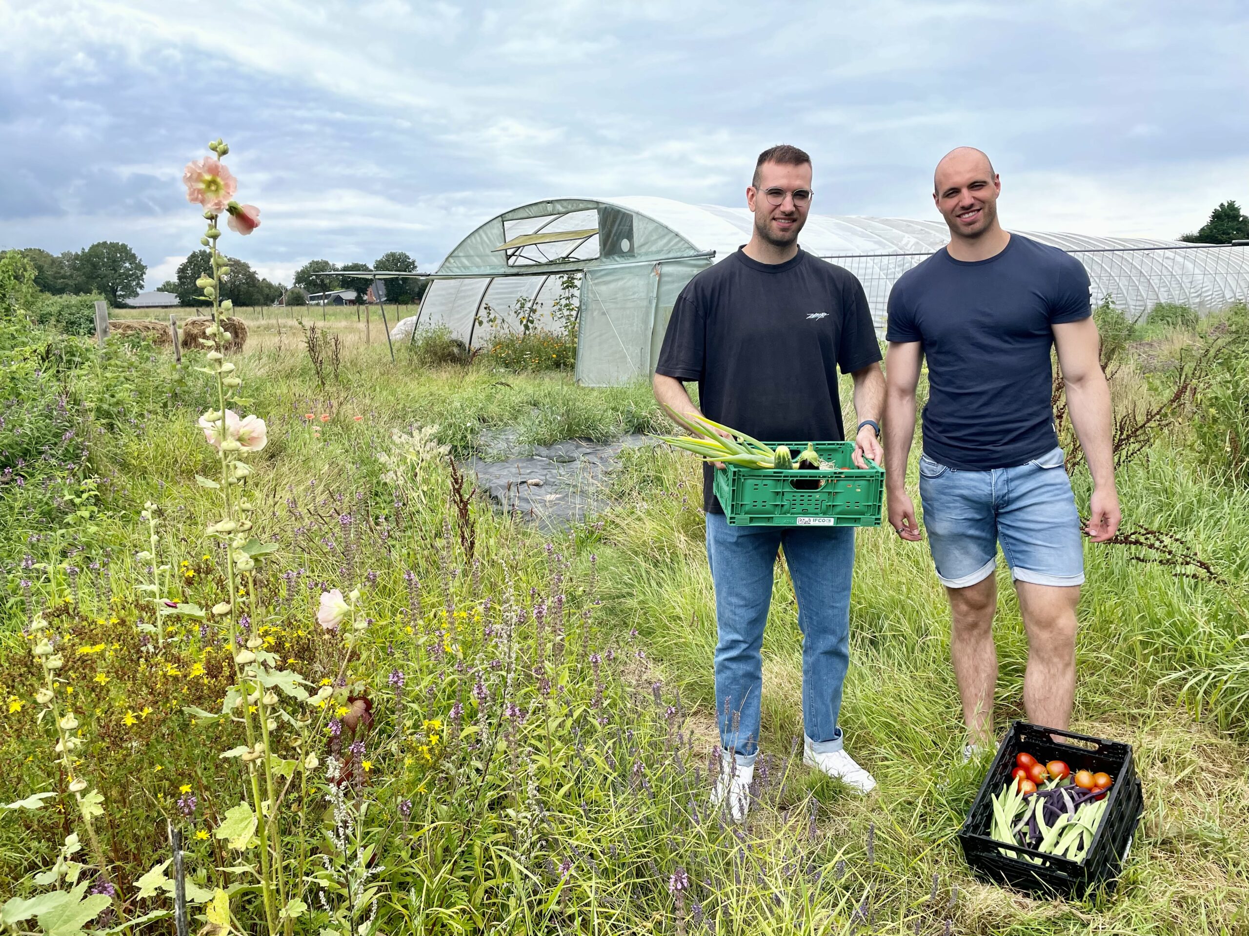 Zwei junge Männer vor einem Gewächshaus