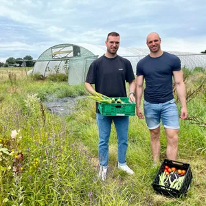 Zwei junge Männer vor einem Gewächshaus