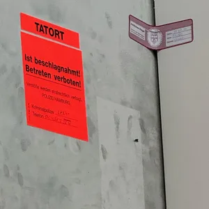 Die Kripo hat die Tür zur Wohnung versiegelt.