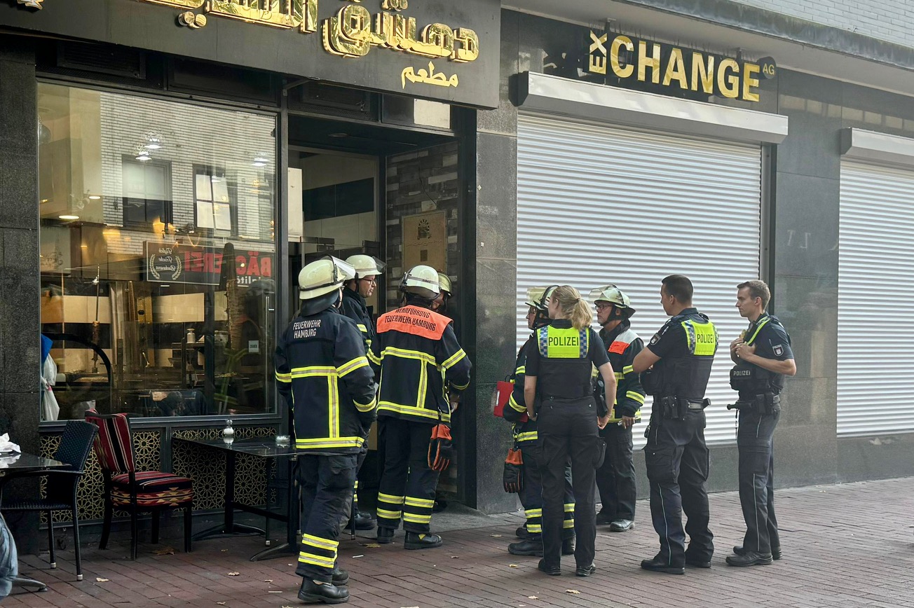 Feuer in syrischen Restaurant – schwierige Löscharbeiten weil Fett sich in Abluftanlage entzündet hatte