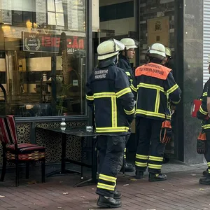 Feuer in syrischen Restaurant – schwierige Löscharbeiten weil Fett sich in Abluftanlage entzündet hatte