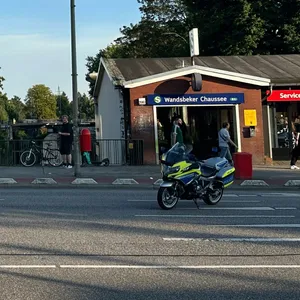 Rettungseinsatz am Bahnhof Wandsbek. Ein Mann stürzte in das Gleisbett.