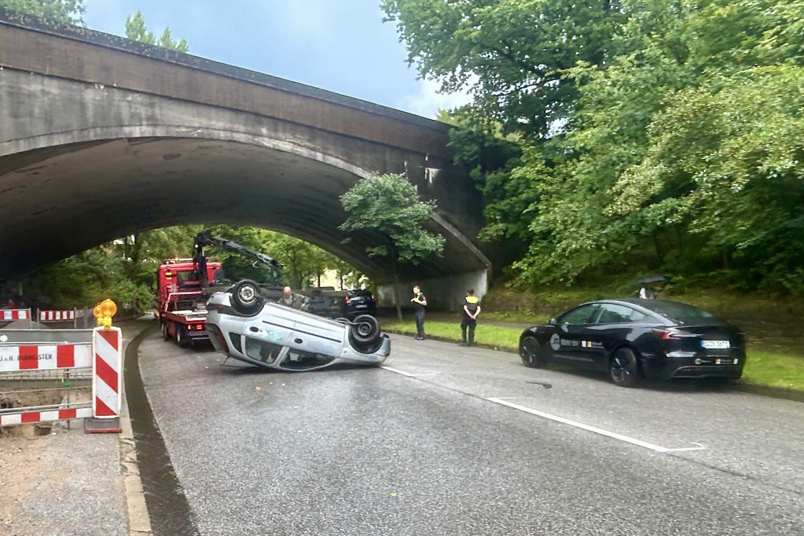 Das Unfallfahrzeug, ein Opel Corsa, bliebt auf dem Dach liegen.